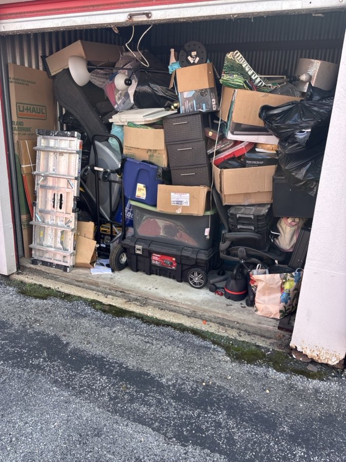 10 x 10 storage unit in Claymont, DE