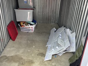 5 x 10 storage unit in Claymont, DE