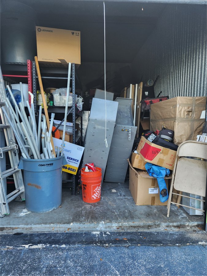 10 x 20 storage unit in Hollywood, FL