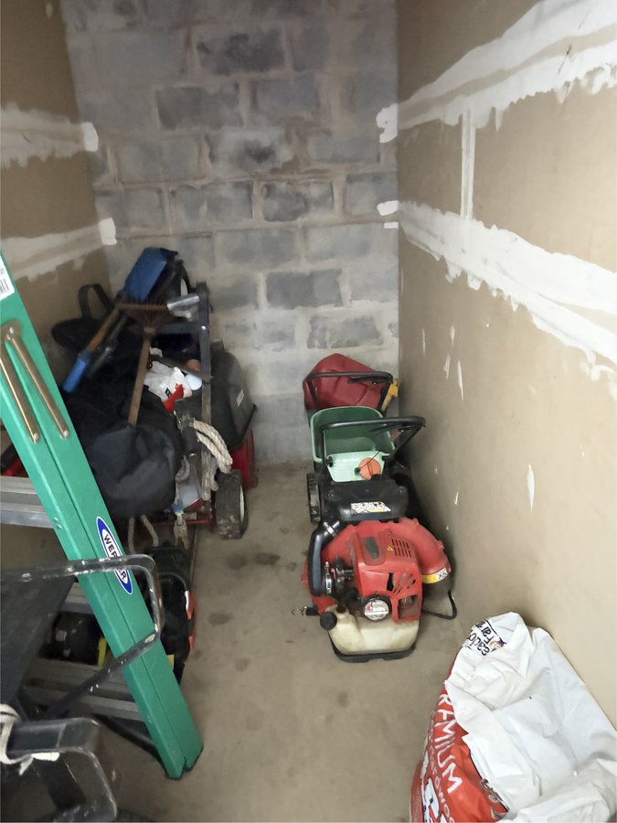 5 x 10 storage unit in Sterling, VA