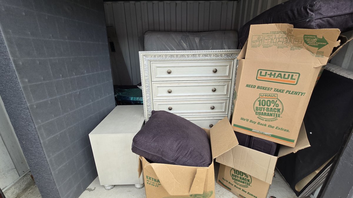 10 x 10 storage unit in Aurora, IL