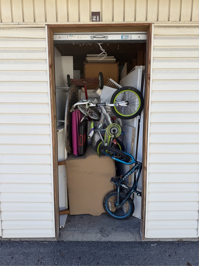 5 x 10 storage unit in Warren, OH