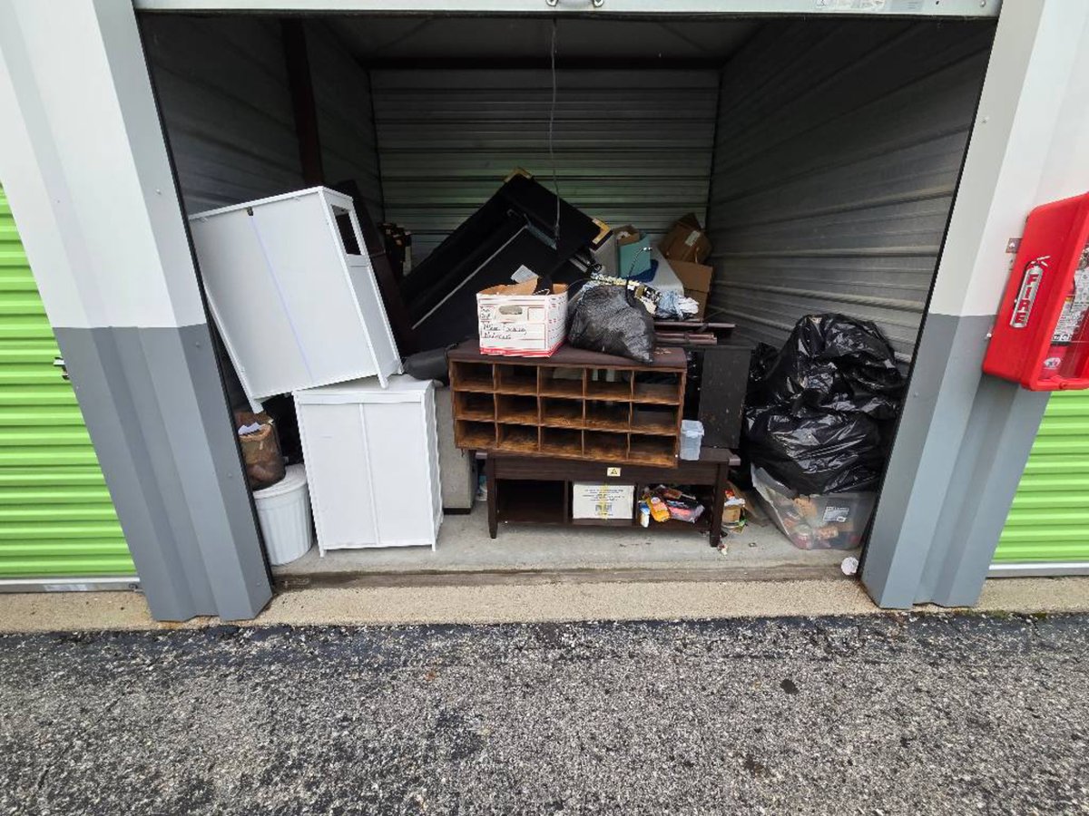 10 x 10 storage unit in Southgate, MI