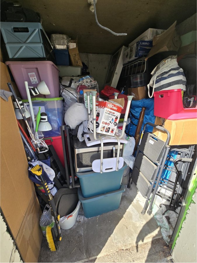 10 x 10 storage unit in Islandia, NY