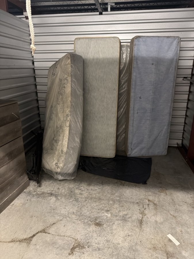 10 x 10 storage unit in Eastpointe, MI