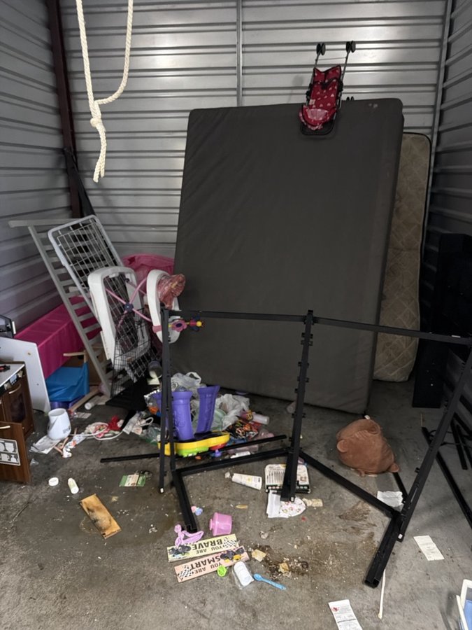 10 x 10 storage unit in Eastpointe, MI