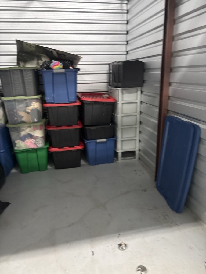 10 x 10 storage unit in Lansing, IL