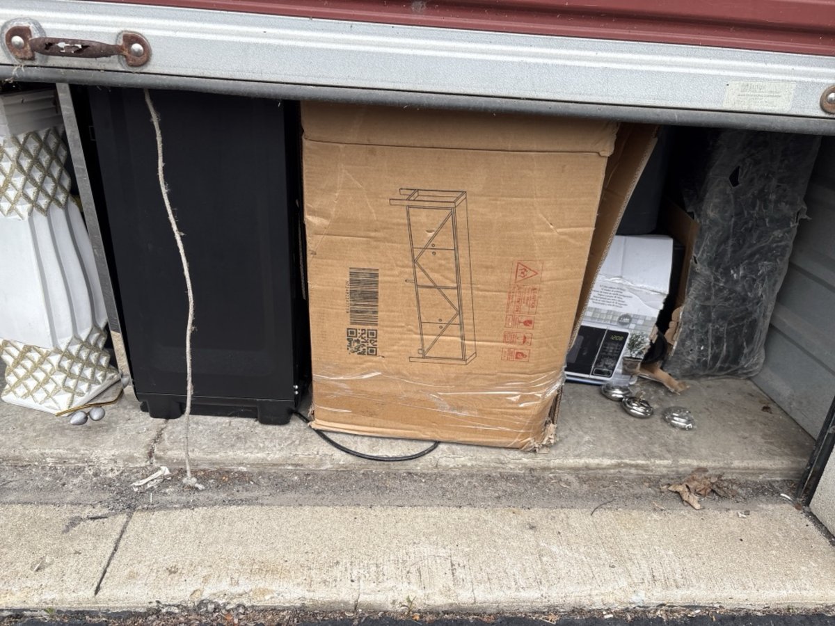 10 x 15 storage unit in Lansing, IL