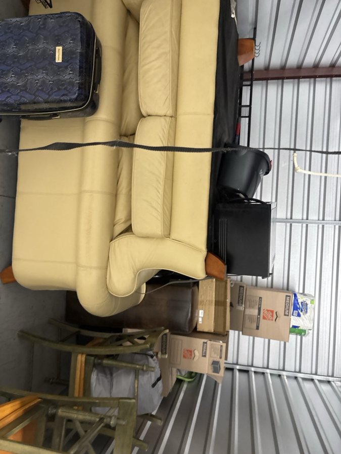 10 x 10 storage unit in Lansing, IL