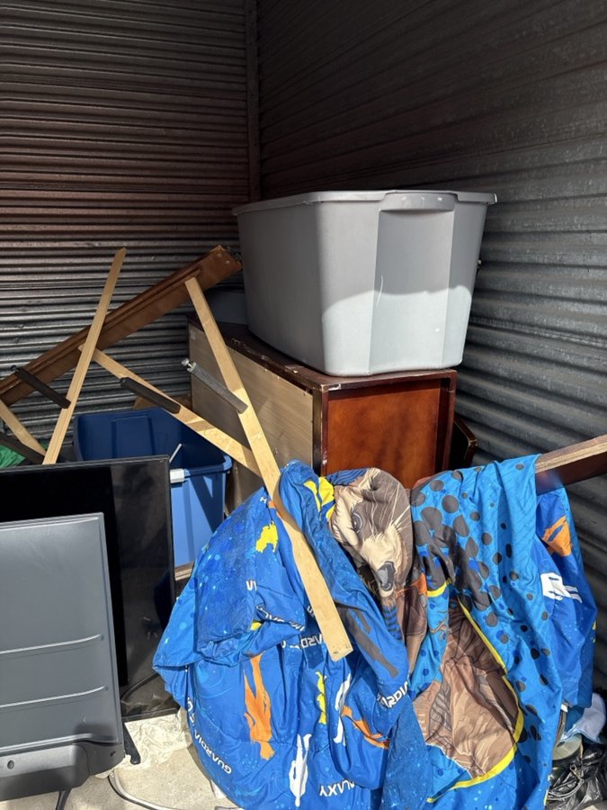 10 x 10 storage unit in Lansing, IL