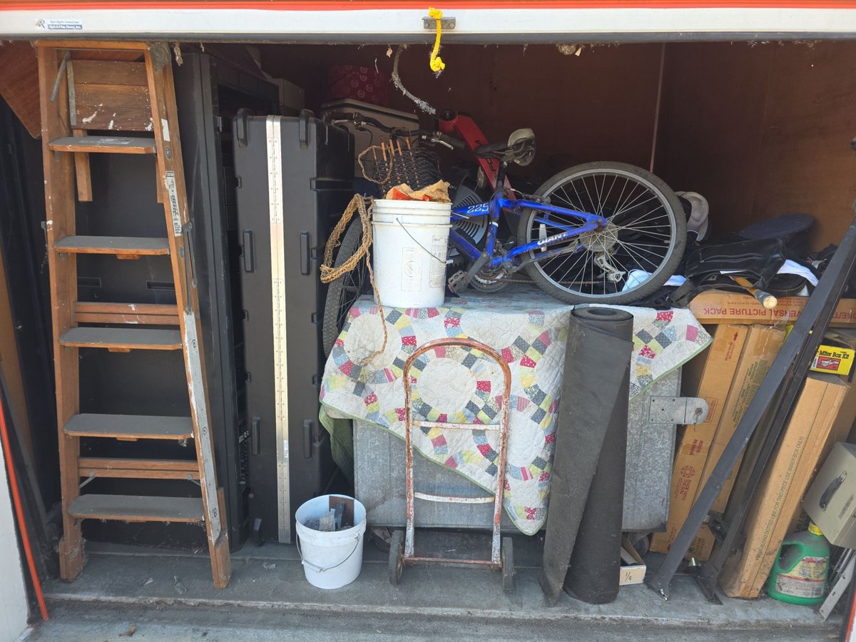 10 x 10 storage unit in San Leandro, CA