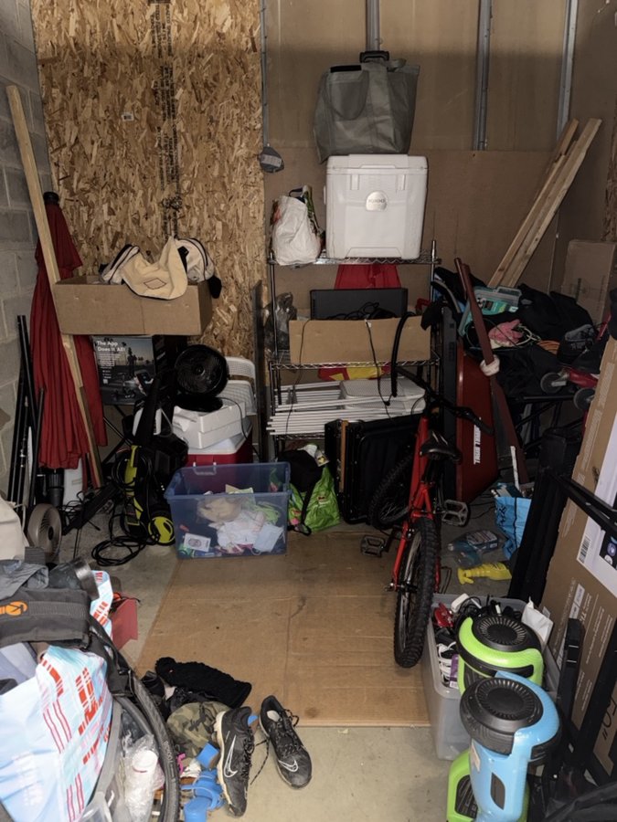 10 x 10 storage unit in Falls Church, VA