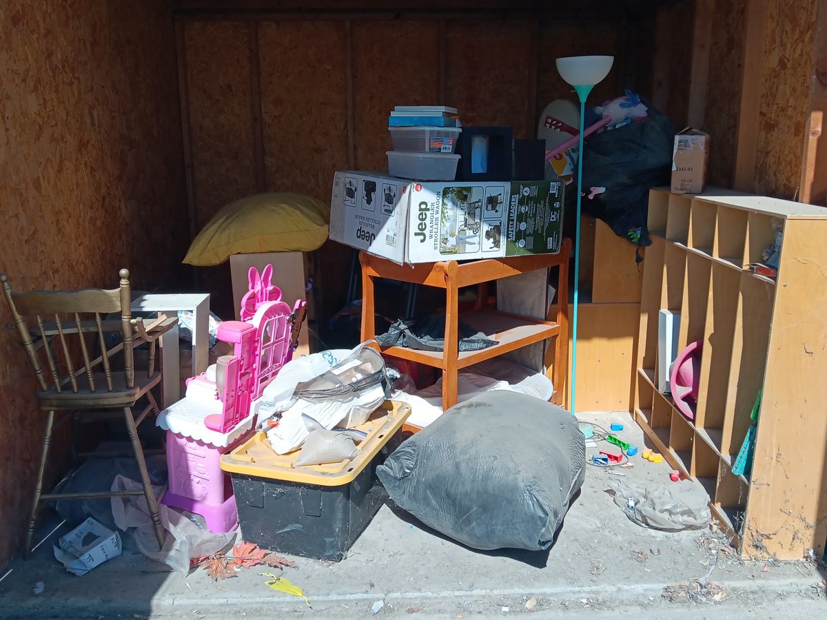 10 x 10 storage unit in Hanford, CA