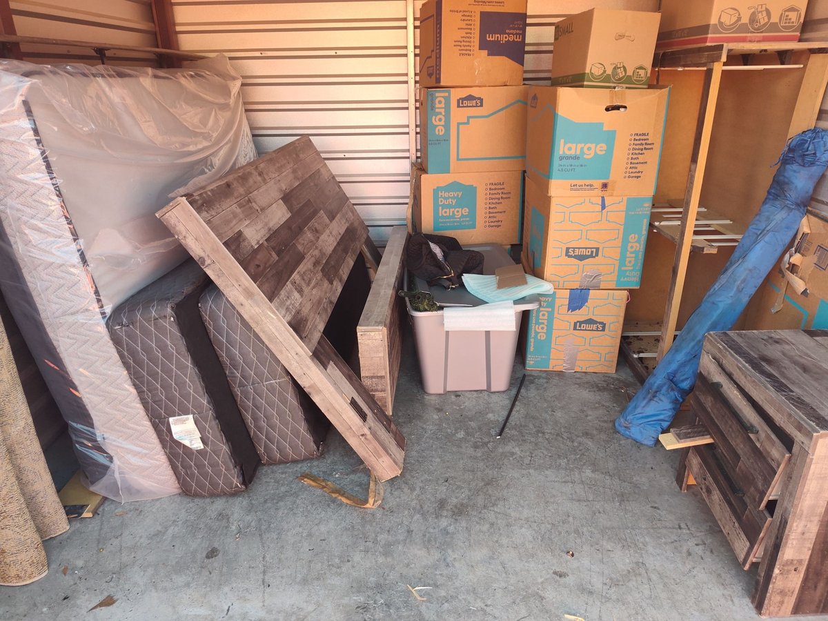 10 x 10 storage unit in Valrico, FL