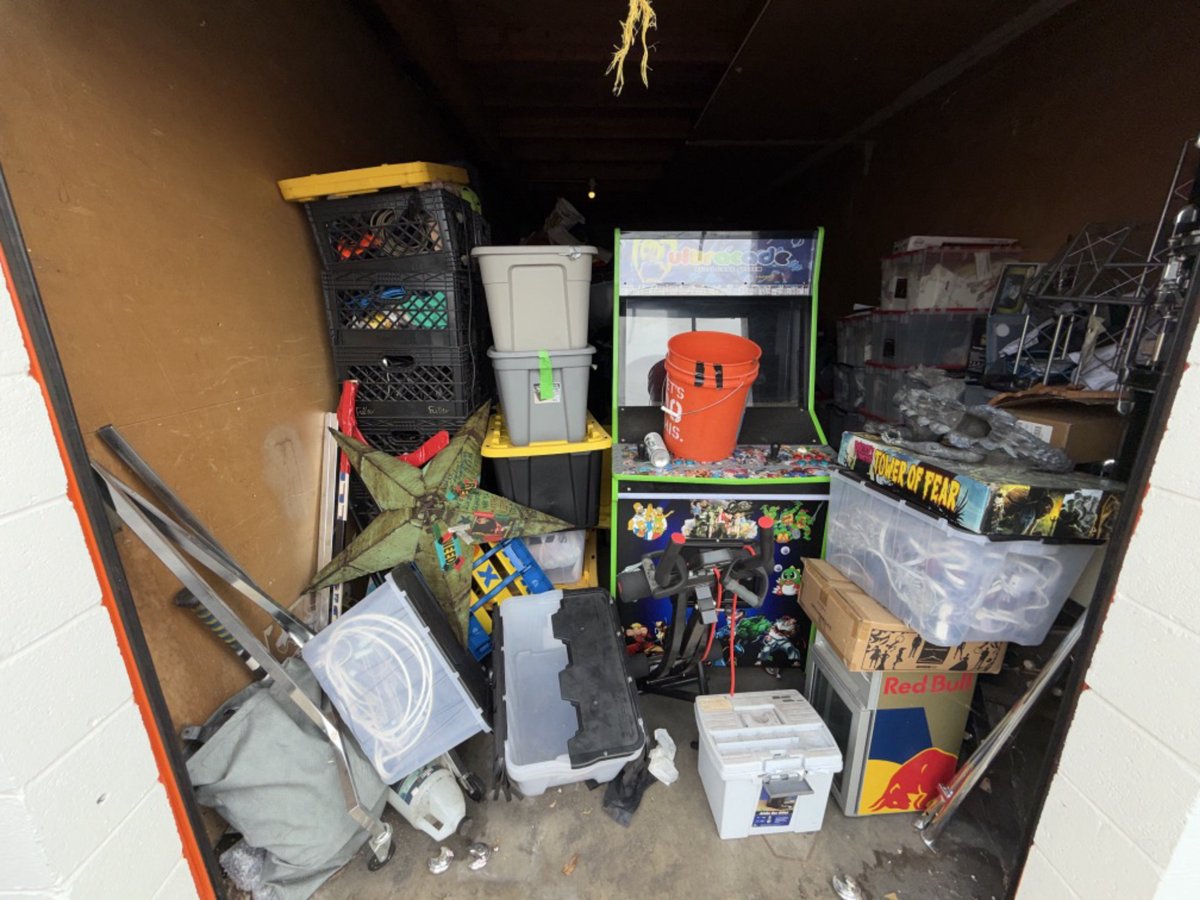 10 x 22 storage unit in Sun Valley, CA