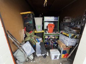 10 x 22 storage unit in Sun Valley, CA