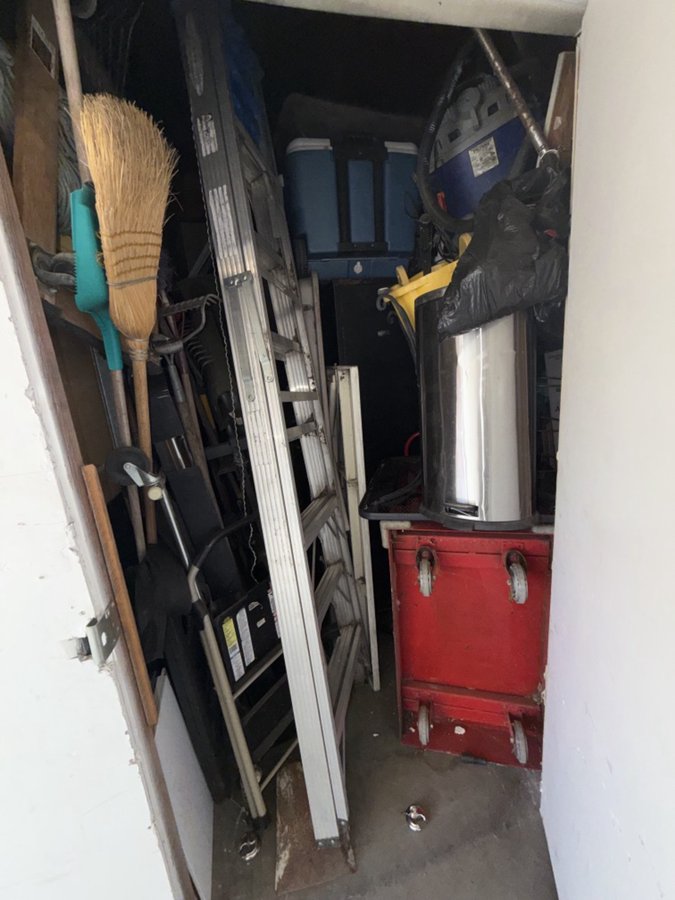 10 x 10 storage unit in Sun Valley, CA