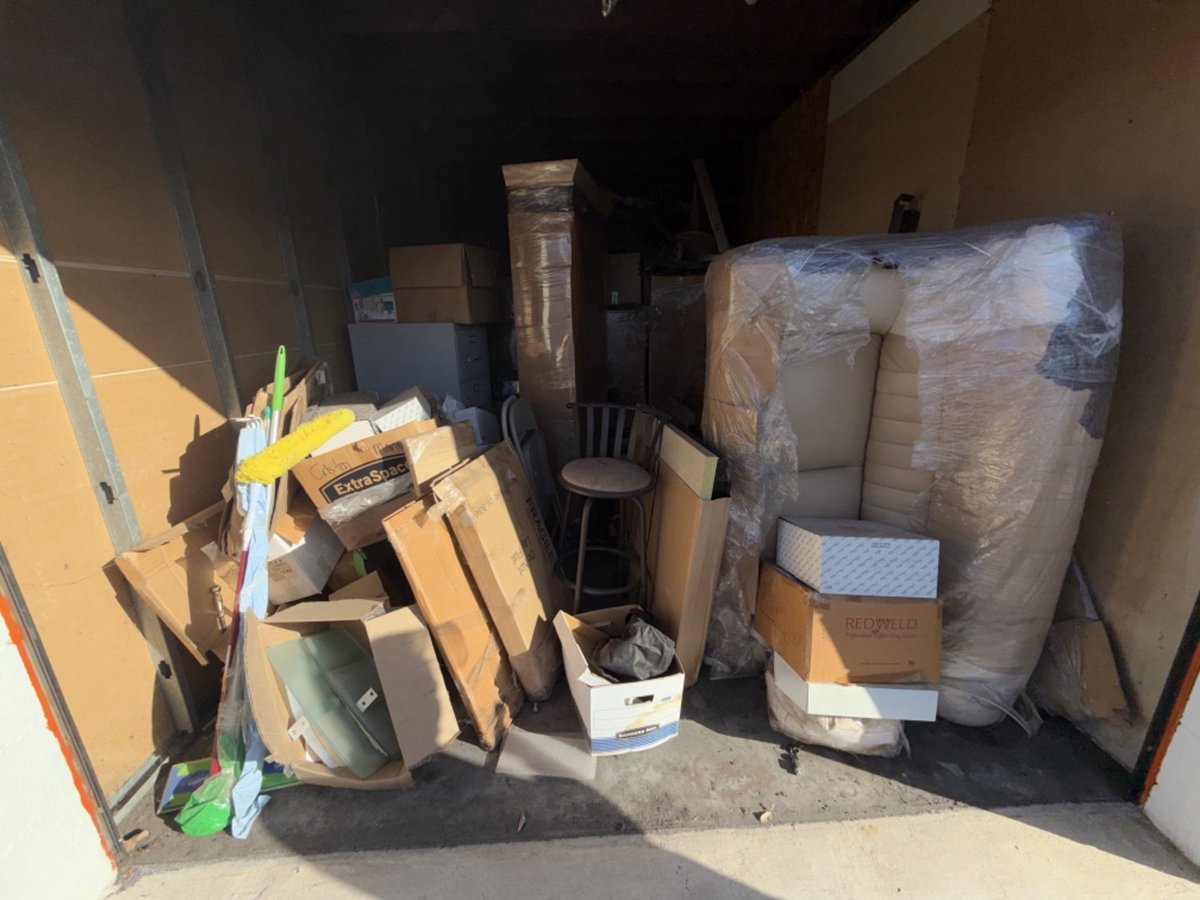 10 x 20 storage unit in Sun Valley, CA