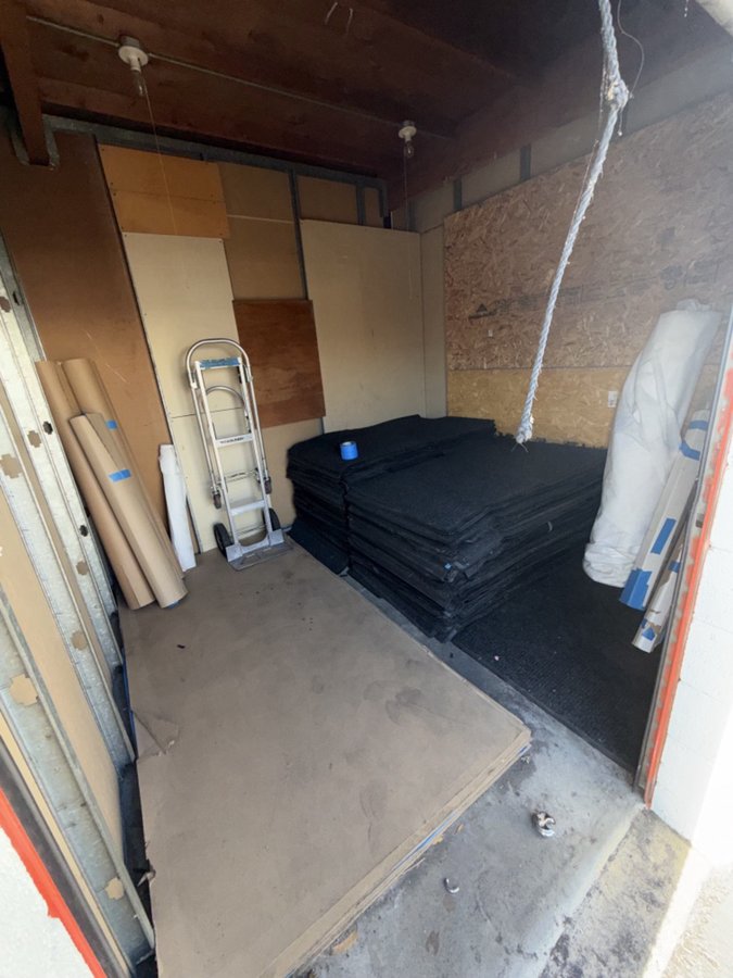 10 x 10 storage unit in Sun Valley, CA