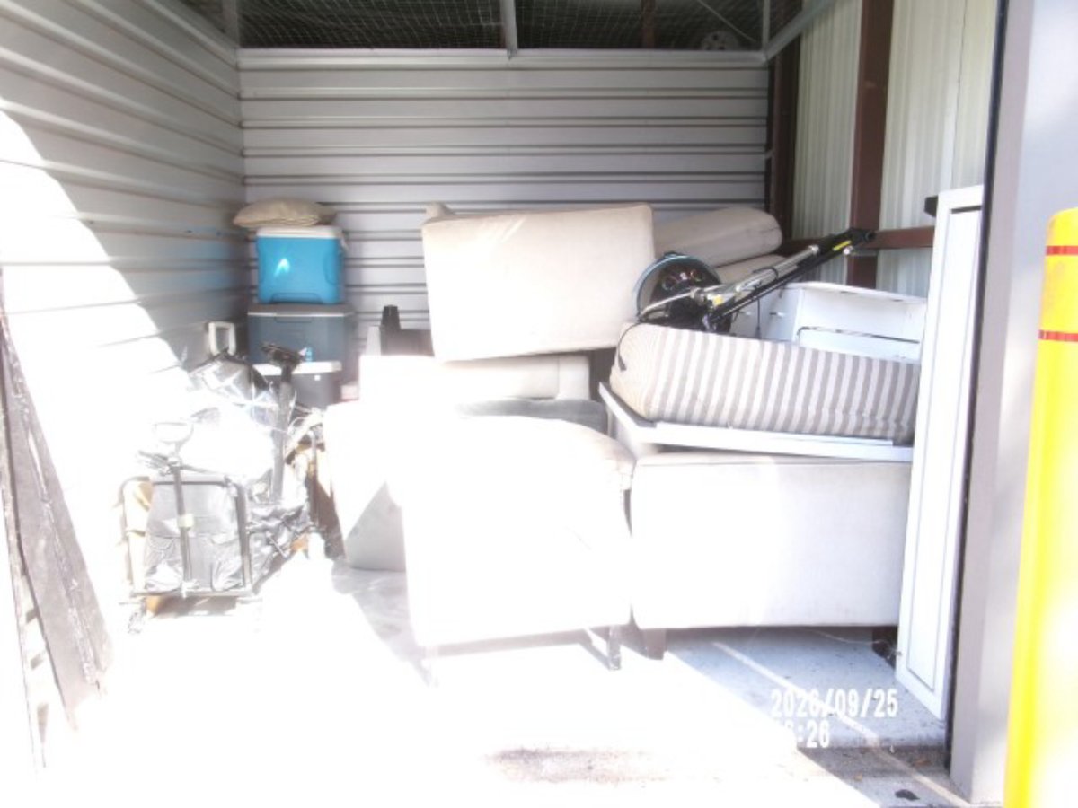10 x 10 storage unit in Jacksonville, FL