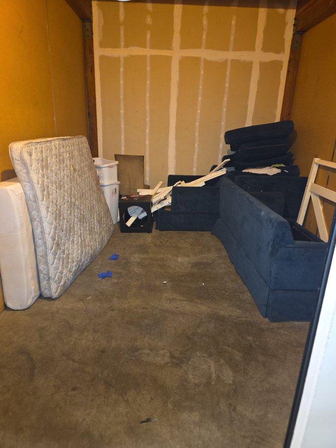10 x 15 storage unit in Oakland, CA