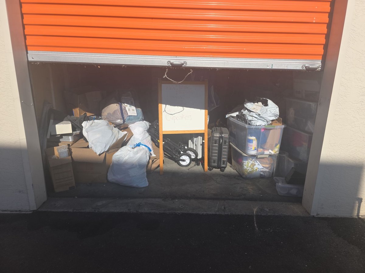10 x 10 storage unit in Oakland, CA
