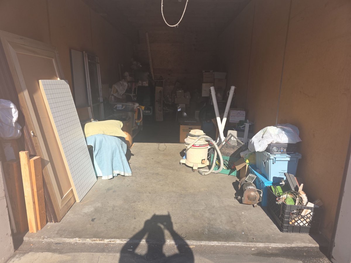 10 x 25 storage unit in Oakland, CA