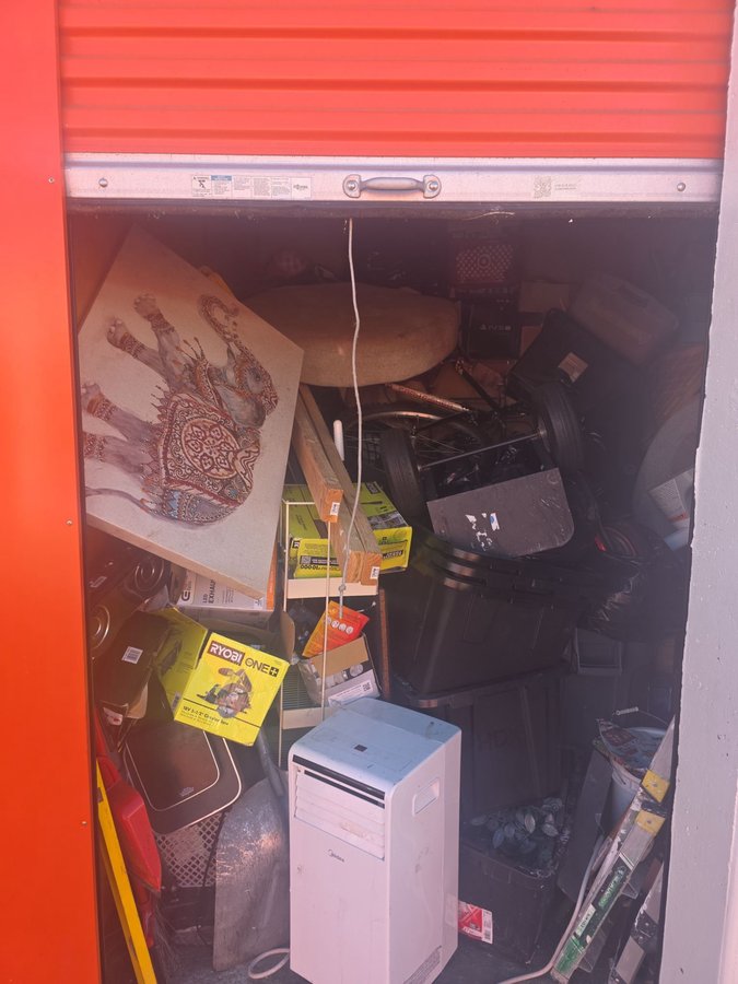 10 x 10 storage unit in Oakland, CA