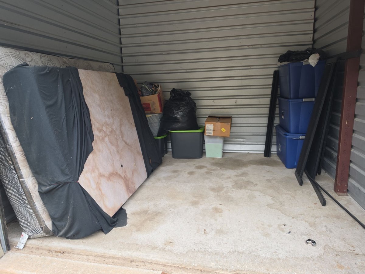 10 x 10 storage unit in Parkville, MO