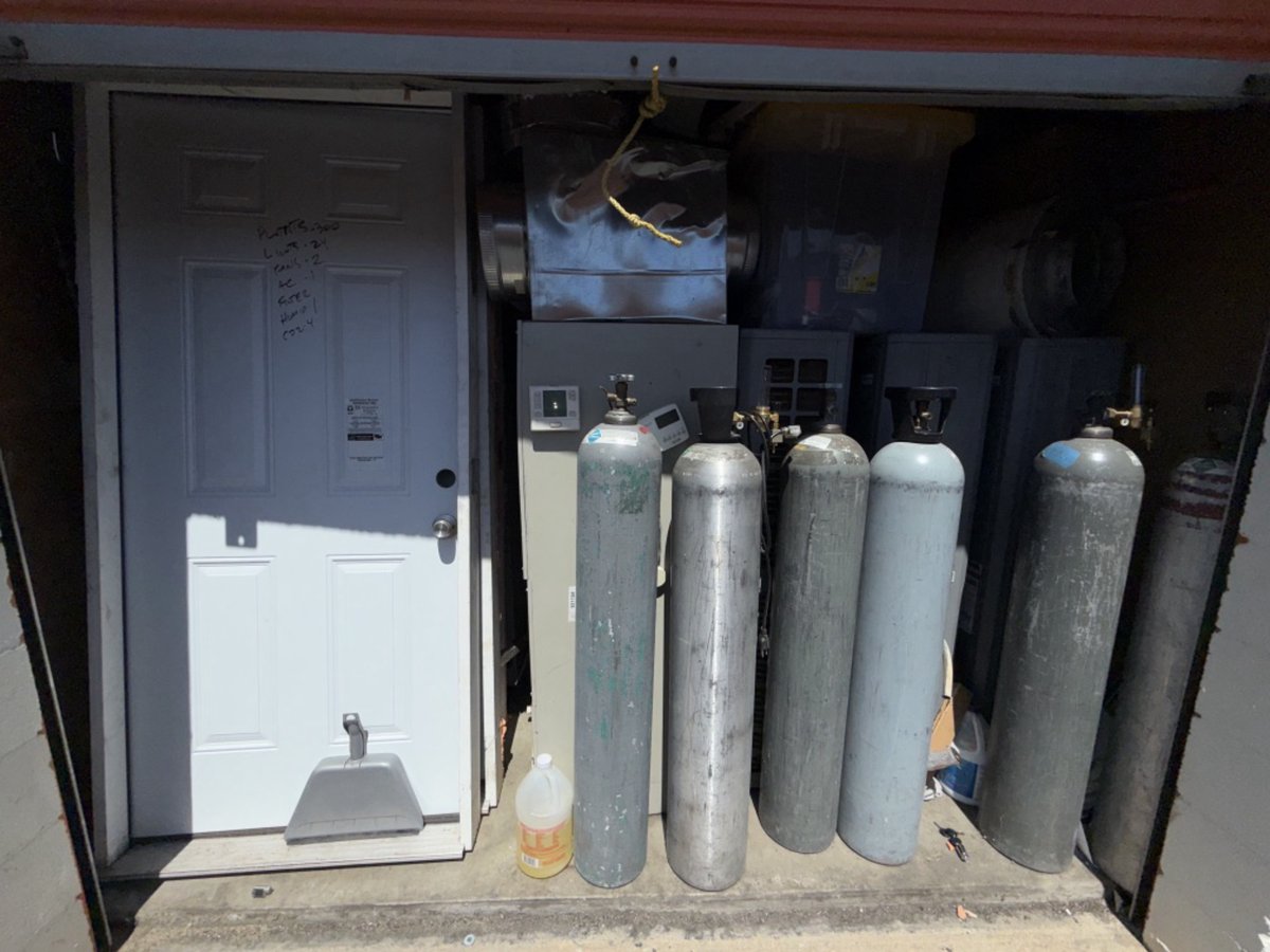 10 x 20 storage unit in Sun Valley, CA