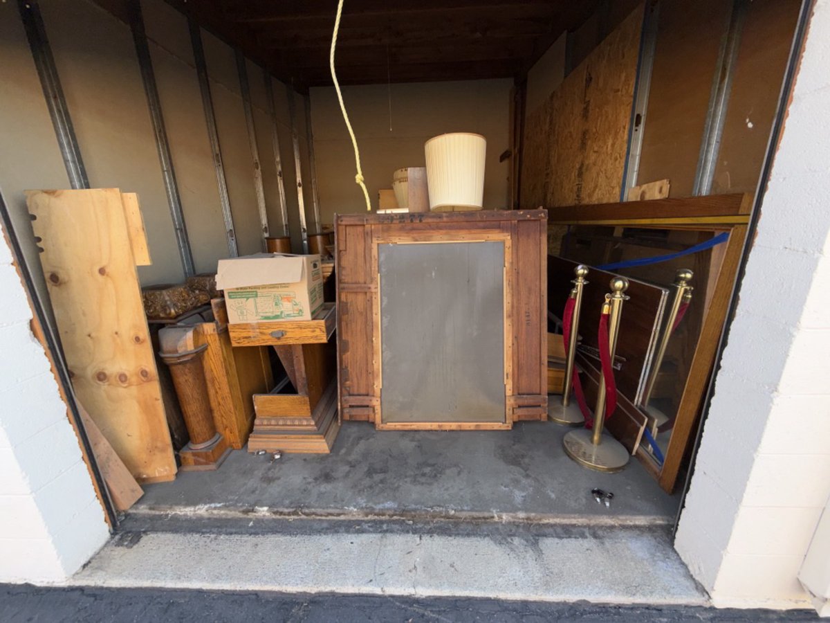10 x 15 storage unit in Sun Valley, CA