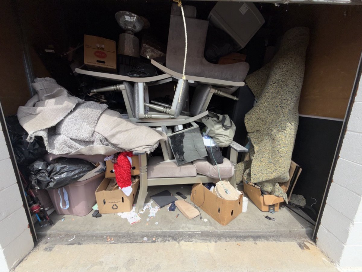 10 x 10 storage unit in Sun Valley, CA