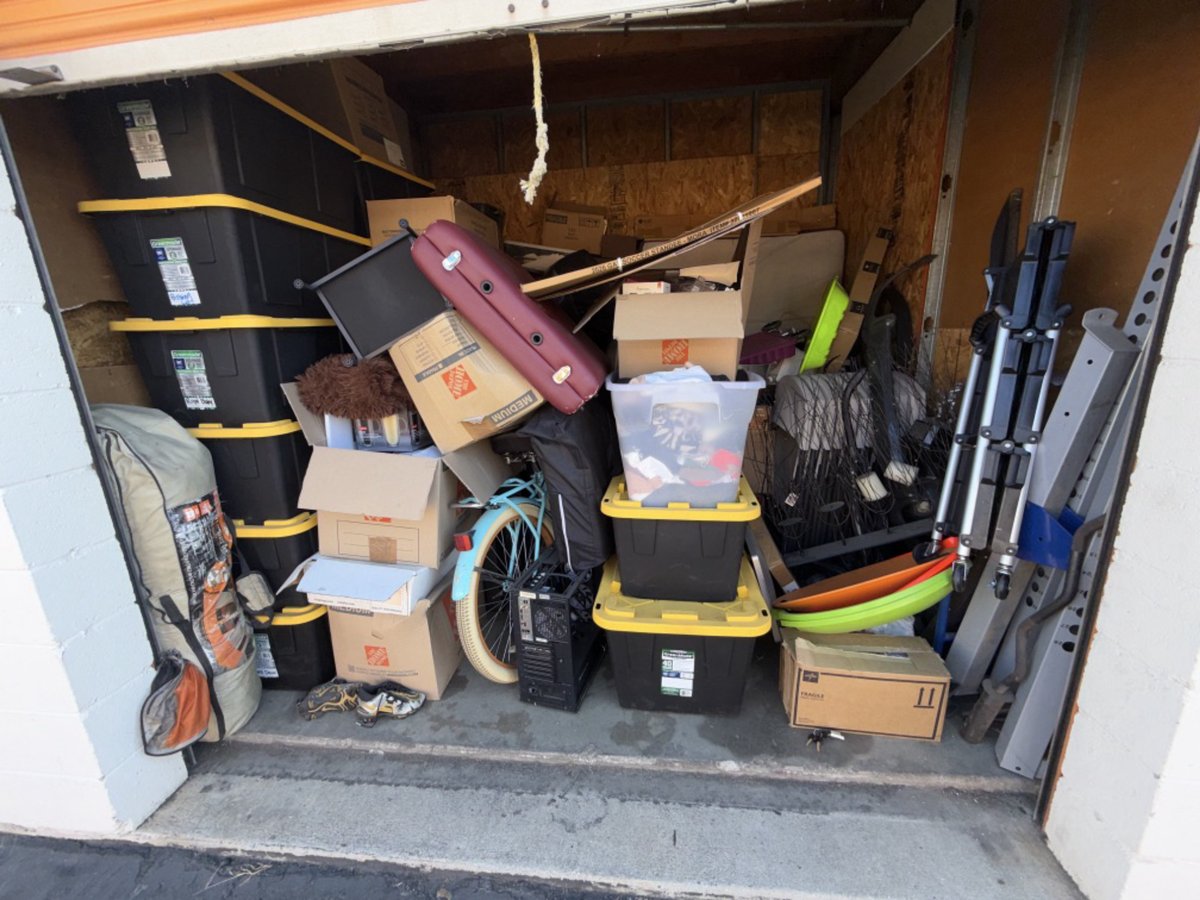 10 x 10 storage unit in Sun Valley, CA