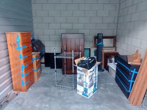 10 x 10 storage unit in Santa Clarita, CA