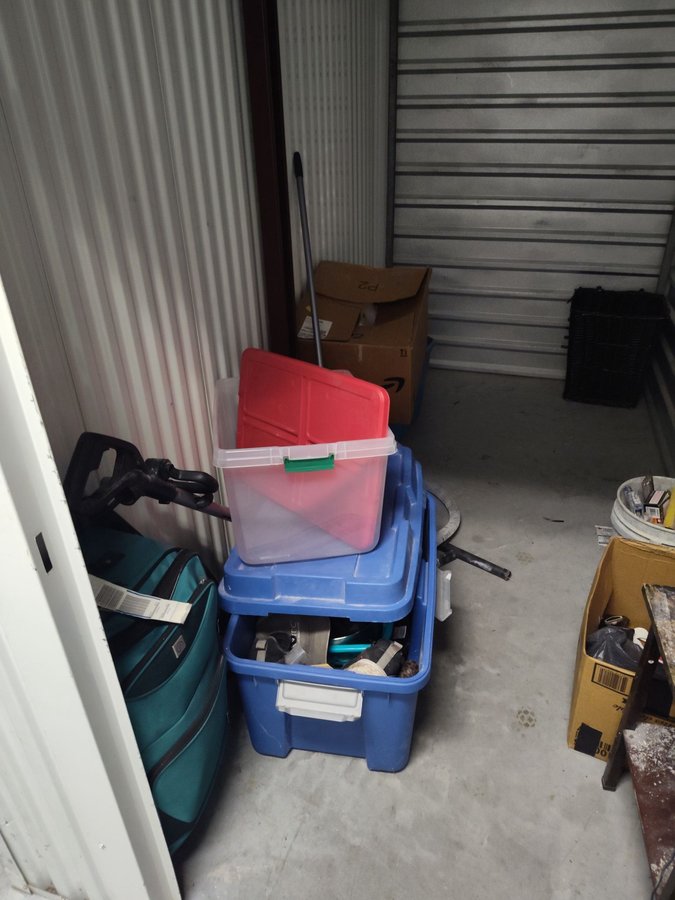 5 x 10 storage unit in Brandon, FL