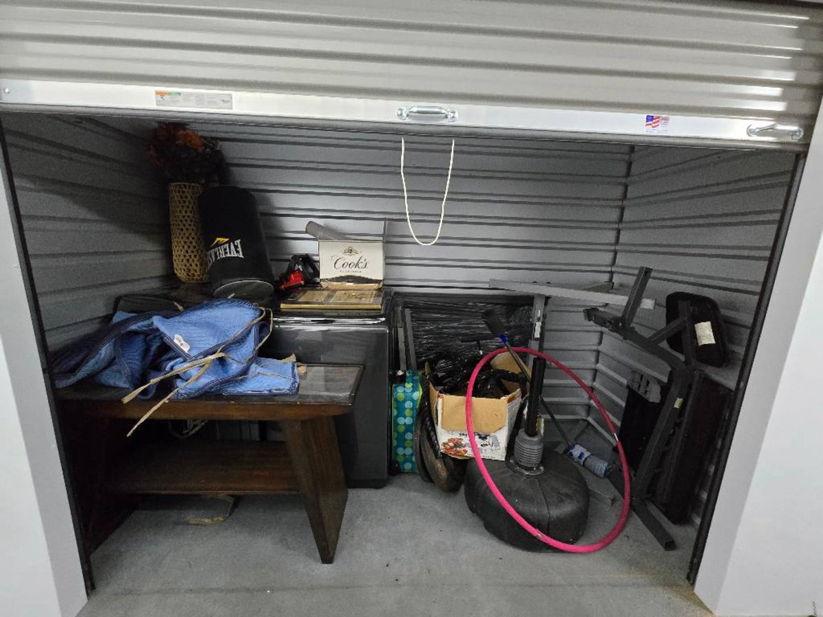 10 x 5 storage unit in Rosharon, TX