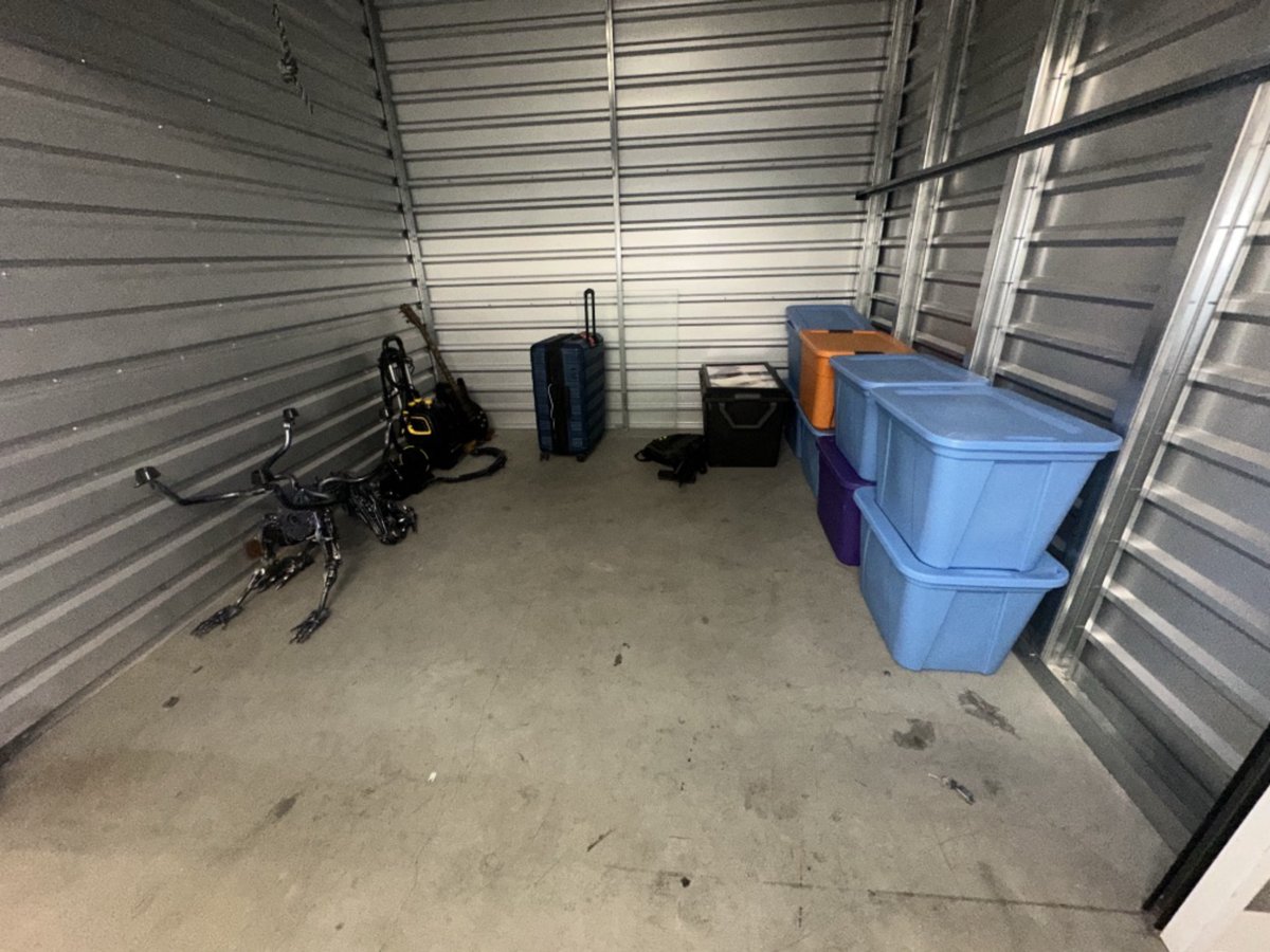 10 x 10 storage unit in Burbank, CA