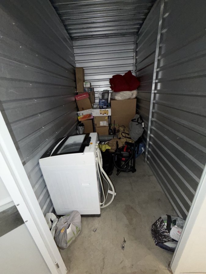 5 x 10 storage unit in Burbank, CA