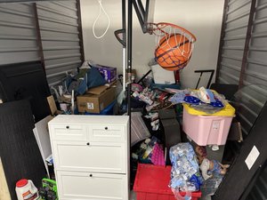 10 x 10 storage unit in Louisville, KY