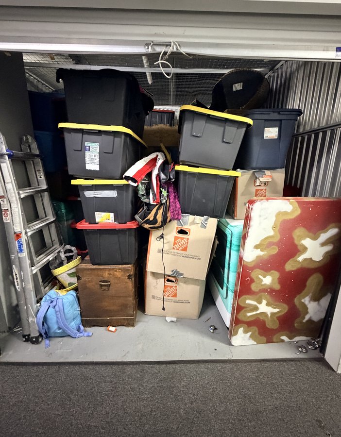 10 x 11 storage unit in Los Angeles, CA