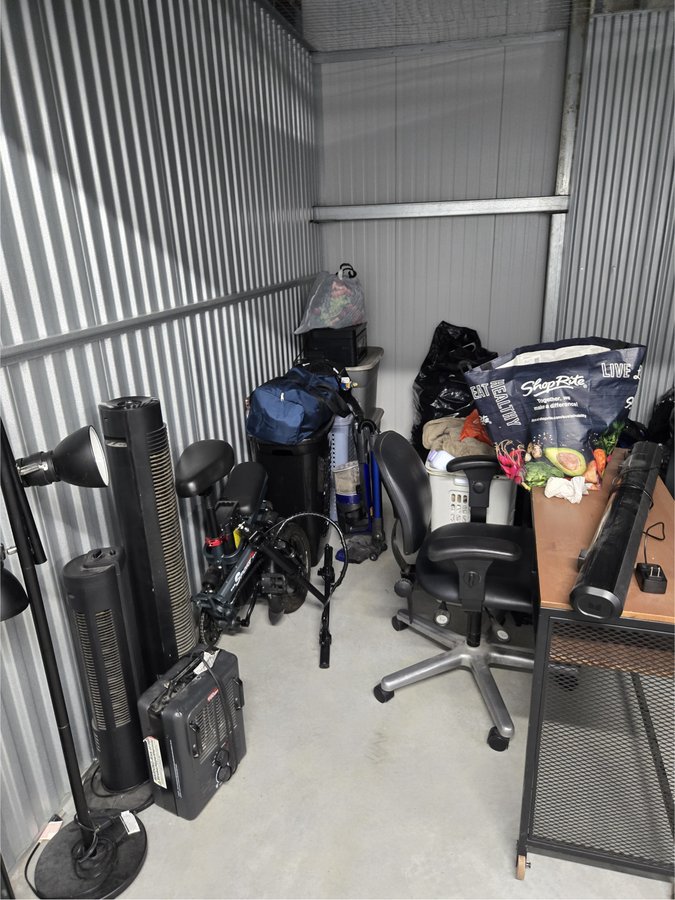 10 x 11 storage unit in Claymont, DE