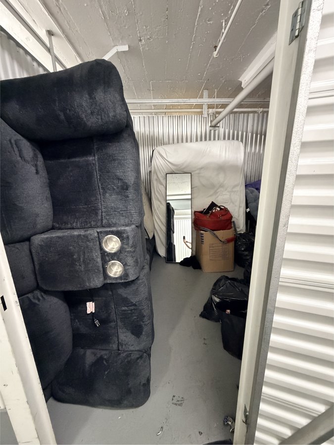 10 x 11 storage unit in Los Angeles, CA