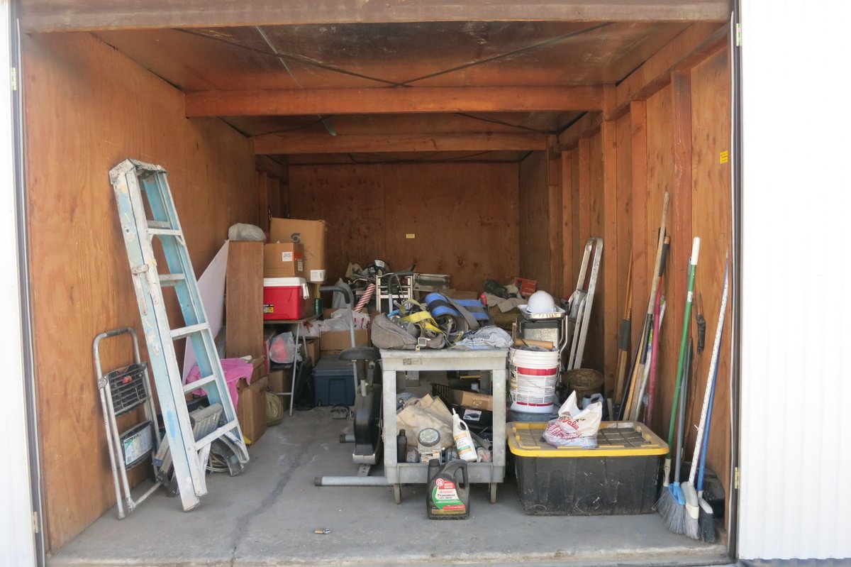 10 x 18 storage unit in Bakersfield, CA