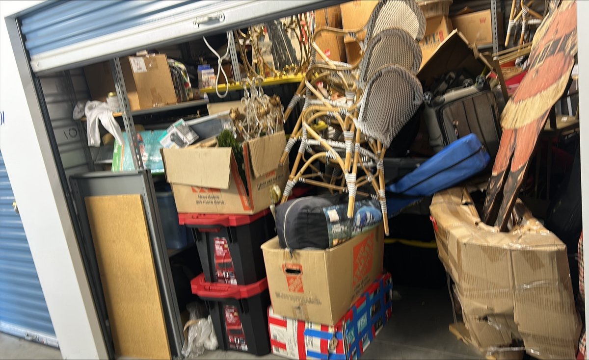 10 x 10 storage unit in Long Beach, CA