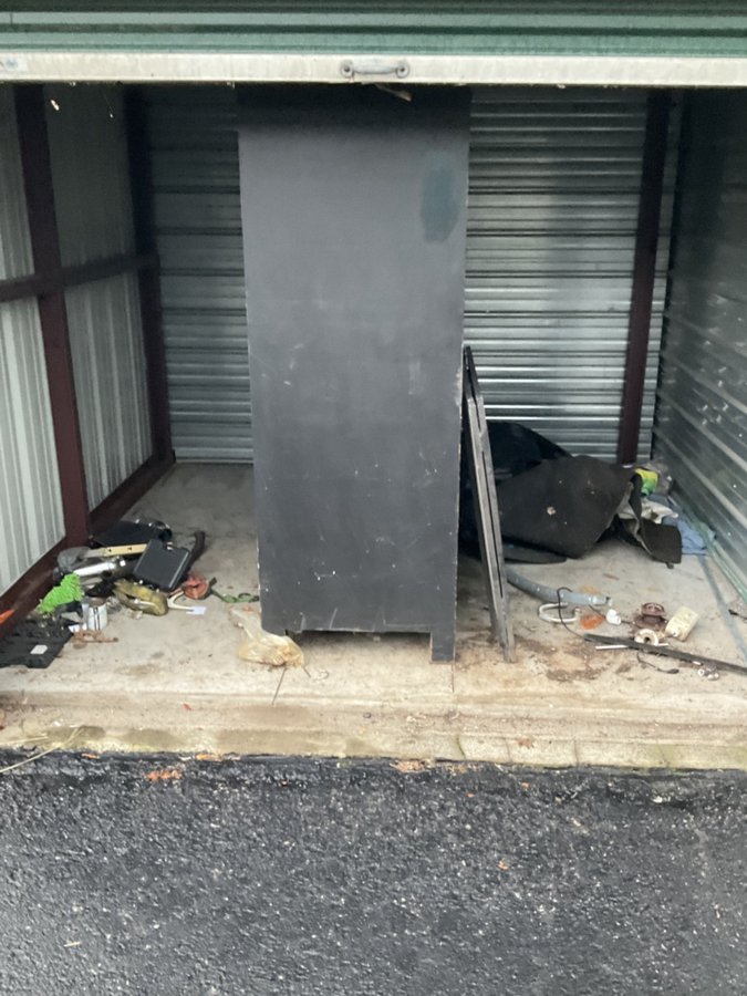 10 x 10 storage unit in Louisville, KY