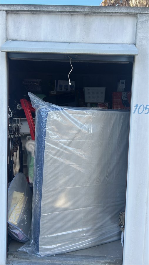 8 x 10 storage unit in Long Beach, CA