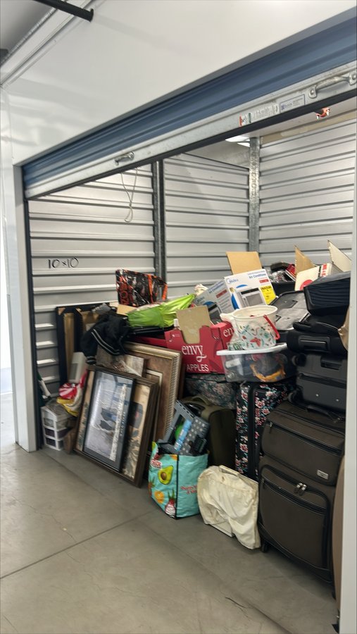 10 x 10 storage unit in Long Beach, CA