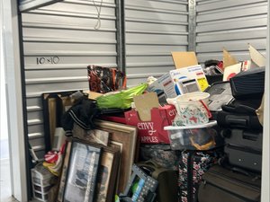 10 x 10 storage unit in Long Beach, CA