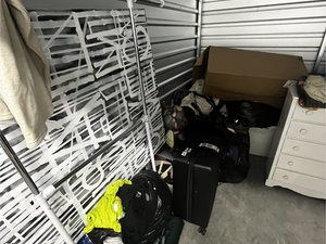 10 x 10 storage unit in Signal Hill, CA
