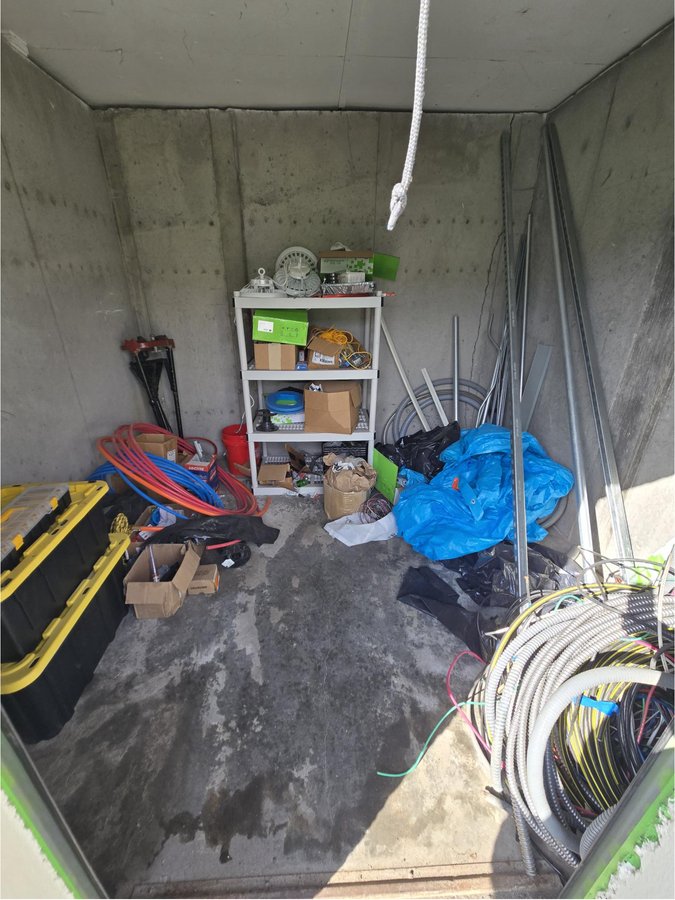 10 x 10 storage unit in Islandia, NY